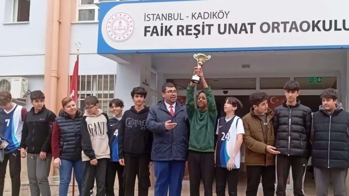Basketbol Yıldız Erkekler Ve Voleybol Yıldız Kızlarda Kadıköy İlçe 1.Cisi Olan Takımlarımızı Ödüllendirdik