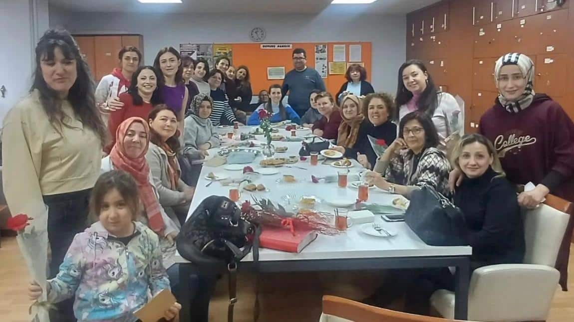 FRU Olarak Öğretmenlerimizin Ve Çalışanlarımızın 3 Mart Dünya Emekçi Kadınlar Gününü Kutladık.